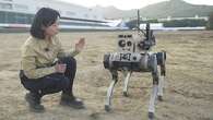 El juguete de moda del ejército chino estas Navidades: 'lobos robots' con fusiles de asalto