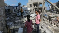 Dos gemelos mueren en Gaza por un bombardeo israelí mientras su padre iba a recoger sus certificados de nacimiento