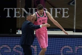 La afición del Real Madrid aplaude a Pau Gasol y pita, mucho, a Mirotic