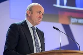 De Guindos se muestra prudente sobre la OPA de BBVA y recuerda que debe ser "autorizada" por el BCE