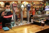 El consumo de cerveza desciende un 12% por la pandemia y ya bebemos más en casa que en bares