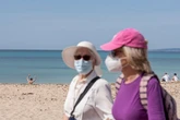 Mascarillas, así debe ser la norma jurídica 'exprés' para relajar su uso en verano