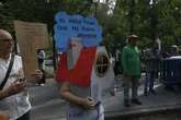 Padres, hijos, jubiladas y una ministra 'camuflada' en la protesta transversal por la vivienda: 