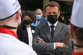 Un hombre da una bofetada al presidente francés Emmanuel Macron