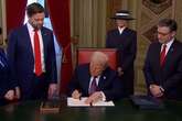 Trump firma los primeros decretos: clima, comunidad LGTBI y perdón a los asaltantes del Capitolio