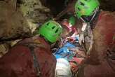 Los equipos de rescate intentan liberar a una espeleóloga atrapada en una cueva en Bérgamo (Italia)