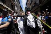 La procesión de San Fermín concluye sin incidencias con el alcalde de Bildu a la cabeza y con gritos contra UPN