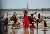 Encuentran a una bebé en buen estado dentro de una caja que flotaba en el río Ganges