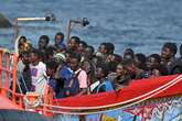 Dos nuevas embarcaciones con 130 migrantes llegan a las costas de El Hierro y Lanzarote