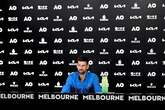 Djokovic elude una entrevista en pista por 