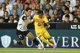 Lamine Yamal, arropado en Mestalla: el abrazo de Flick, un férreo marcaje y el aplauso del rival