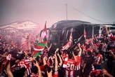 Cientos de aficionados vulneran las medidas sanitarias para despedir al Athletic en Lezama