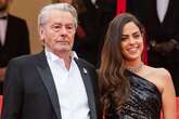 Anouchka, la hija favorita de Alain Delon acude a la casa de su padre y vive un emotivo momento con los fans del actor