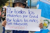 Miles de personas echan un órdago al Gobierno de Guatemala y se manifiestan para exigir la dimisión del presidente y la fiscal general
