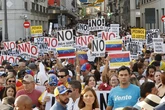 Miles de personas abarrotan la Puerta del Sol para protestar contra Maduro: "No dejéis de pelear hasta que caiga el régimen"