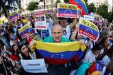 Los venezolanos, a las puertas del Congreso en Madrid: 