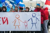 Rusia estudia prohibir la entrega en adopción de niños a países que permitan cambio de sexo