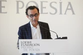 El poeta Diego Doncel homenajea a su padre, "muerto por una neglicencia médica", con 'La fragilidad'