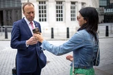 Matt Hancock admite haber roto el distanciamiento social al besar en su oficina a su amante