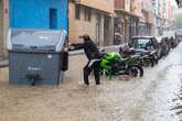 Cinco comunidades siguen este domingo en alerta por las fuertes lluvias, que han obligado a cancelar la presencia de Sánchez en la Fiesta del PSC