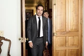 El ministro de Economía retira su intento de presentar el jueves al nuevo gobernador del Banco de España