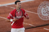 Djokovic levanta dos sets a Tsitsipas, gana la copa y ya está a un grande de Nadal y Federer
