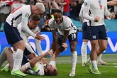 Tres leones abusan en Wembley