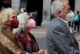 Las CCAA celebran el fin de las mascarillas, pero critican la falta de cogobernanza y la "maniobra de distracción de los indultos"