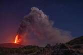 El volcán Etna entra en erupción provocando una colada de lava y una gran columna de cenizas