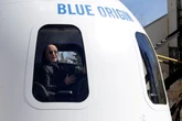 Subastan por 23 millones de euros los asientos para viajar al espacio con Jeff Bezos y su hermano