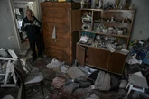 Rusia dice que capturó pueblos en el noreste de Ucrania mientras más de 1.700 civiles huyen de la zona