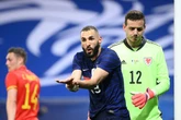 Benzema falla un penalti en su regreso a la selección