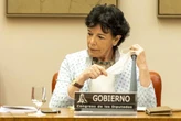 Isabel Celaá pone en duda que los alumnos puedan ir sin mascarilla: "Cuesta pensar que se va a prescindir de ella"