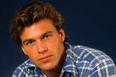 Un tiro en la sien por accidente: la trágica muerte del actor Jon-Erik Hexum, que sus fans no olvidan