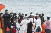 Dos mujeres mueren y 38 inmigrantes sobreviven en un naufragio en Lanzarote