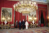 La espalda al aire de Begoña Gómez, la reverencia de Ayuso... Todas las fotos de la cena de gala