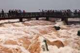 Impresionante crecida de caudal en las Cataratas de Iguazú provoca su cierre durante todo un día