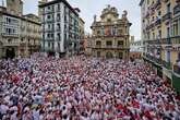 Cánticos tribales, desparrame de kalimotxo y millares de personas: el chupinazo de la danza y la lluvia descorcha la fiesta infinita de los Sanfermines 2024