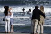 Un total de 12 provincias están hoy en aviso por lluvia, olas y viento mientras Murcia marcará 35ºC