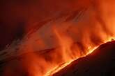 Insólitas imágenes de varias personas esquiando durante una impresionante erupción en un nevado monte Etna