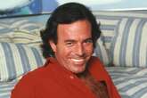 Es Julio Iglesias, ya lo conocéis: canta poco, compone menos, baila mal y los intelectuales le perdonan la vida, pero el mundo entero se enamoró de él