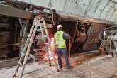 El tren descarrilado en Atocha sale del túnel 52 días después troceado y convertido en material reciclable