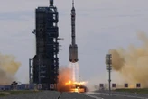 China envía tres astronautas del Partido Comunista al espacio para construir una estación espacial