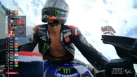 Fabio Quartararo a pecho descubierto: se le rompe el mono y pierde el podio