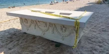 На пляжі популярного болгарського курорту знайшли саркофаг