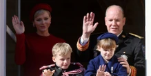Родина разом. Представлено різдвяний портрет князя Монако Альбера і його дружини княгині Шарлен з дітьми