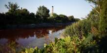 Вода в передмісті Буенос-Айреса забарвилася в яскраво-червоний колір