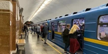 На синій гілці метро пасажирка потрапила під поїзд, рух частково перекрито — КМДА