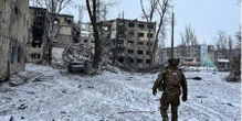 «Росіяни кидають сюди все, що в них залишилося». NYT про надважкі бої за Авдіївку і «пильну увагу» до Сирського через паралелі з Бахмутом