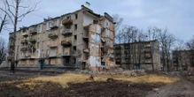 «Ми розминулися з ракетою на дві хвилини». Як родина в Харкові дивом врятувалася від російського удару, що знищив їхню квартиру